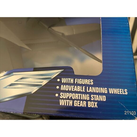 NEW RAY  U.S.AIR FORCE F117 GHOST 1:72 WITH DISPLAY STAND - Picture 3 of 5